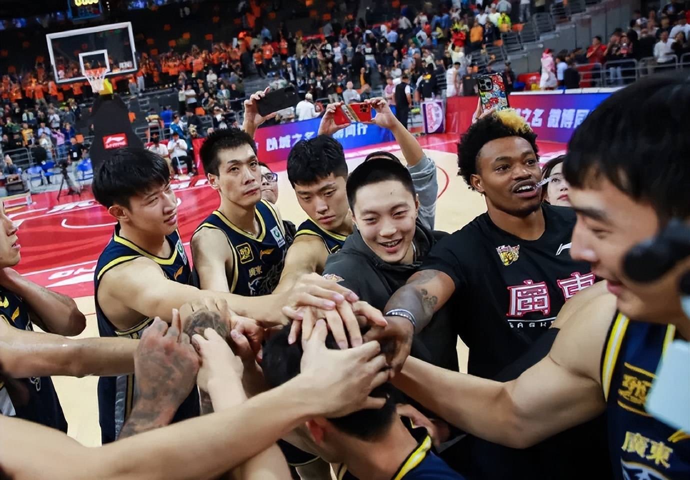 包含江苏男篮备战对抗浙江队，全队精气神十足的词条