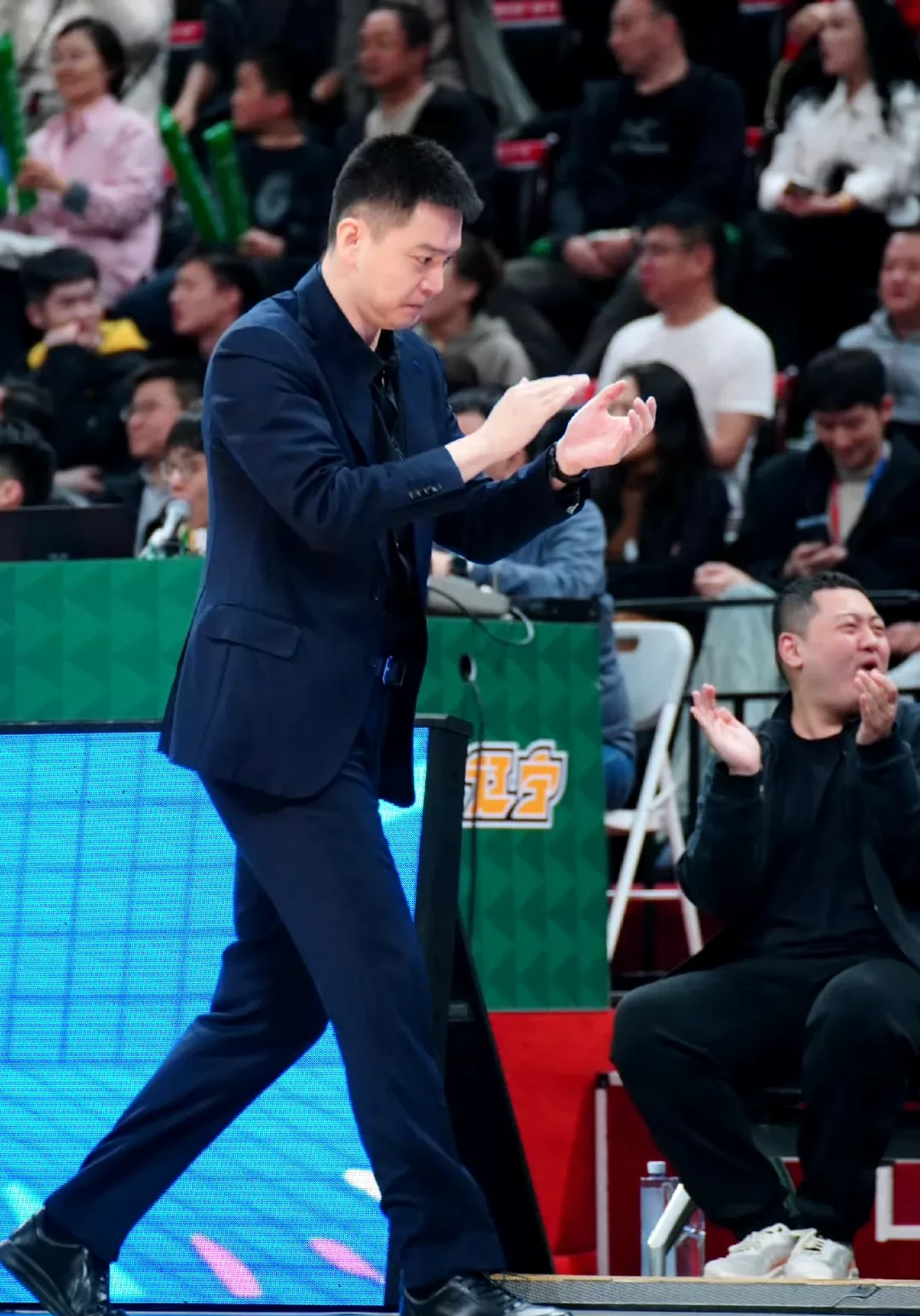 关键比赛中，怒海狂鲨连下两城，教练激动落泪