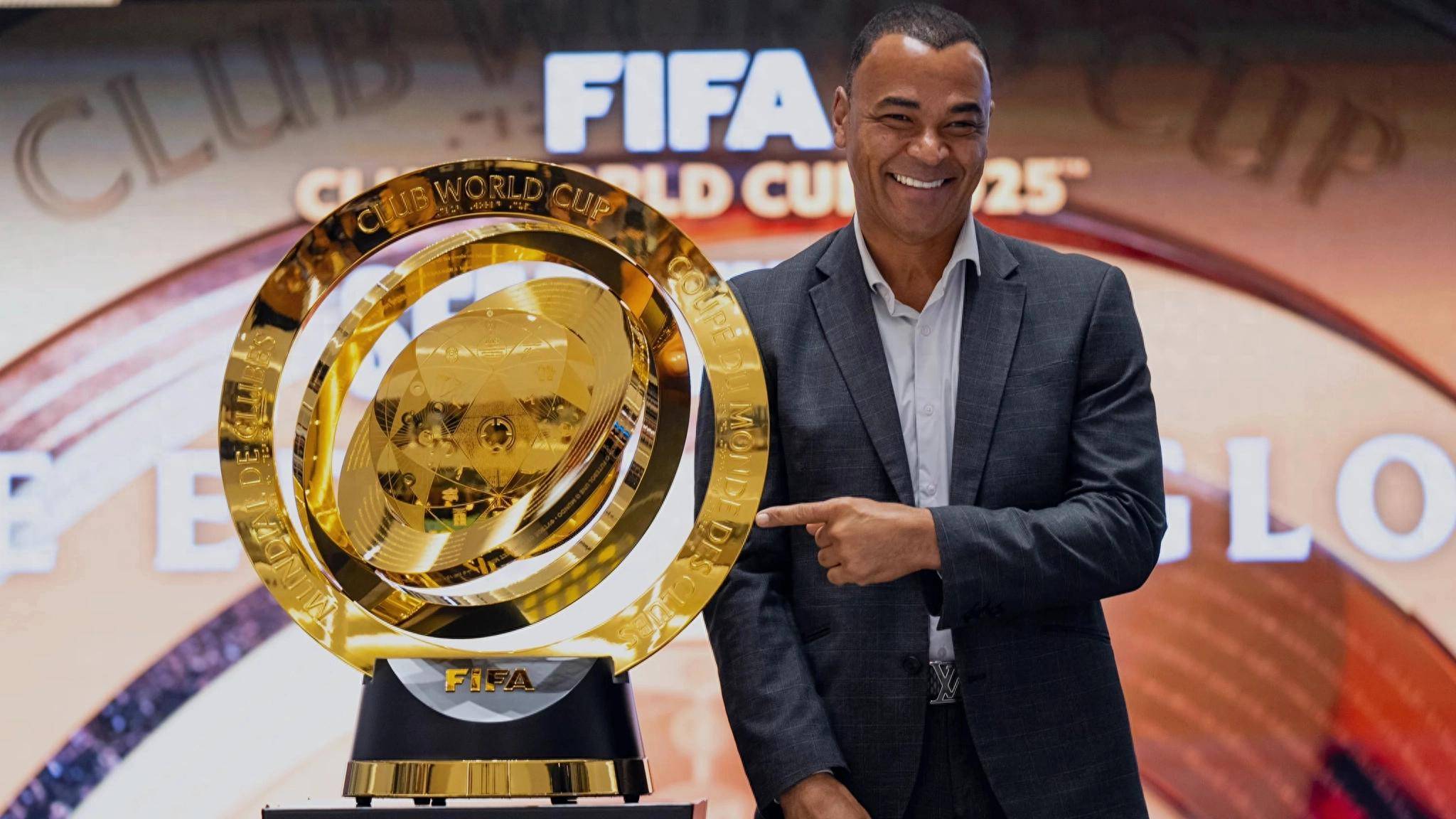 包含FIFA评世俱杯十大冷门：巴黎三度上榜半职业球队拿分当的词条