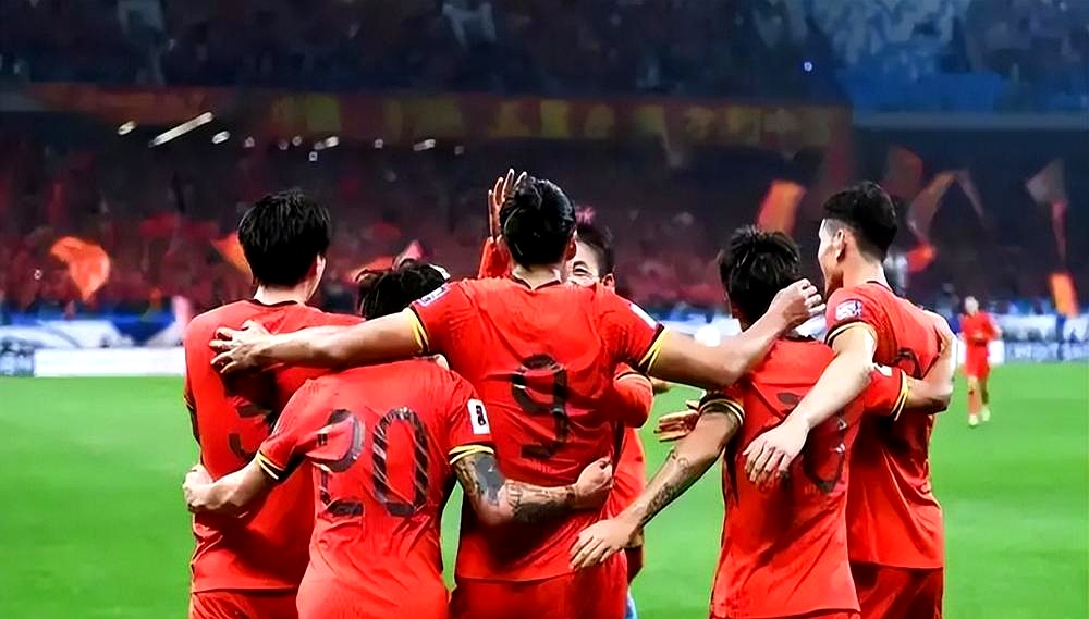 国足东亚杯首战出炉！重回双后腰战术，首发11人浮现的简单介绍