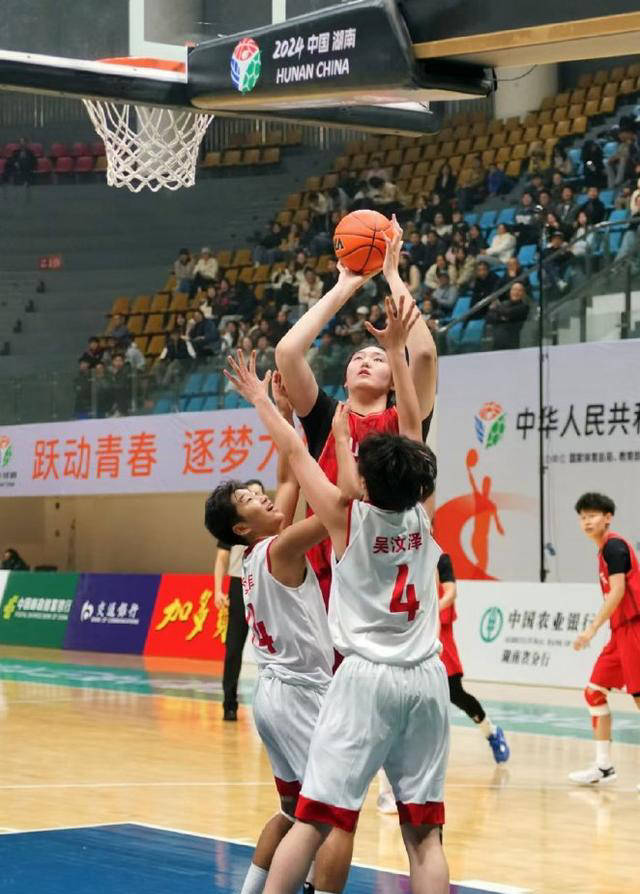 景博JBO体育登录入口-张子宇篮下只要能好好接到球，日本队正常防防不了