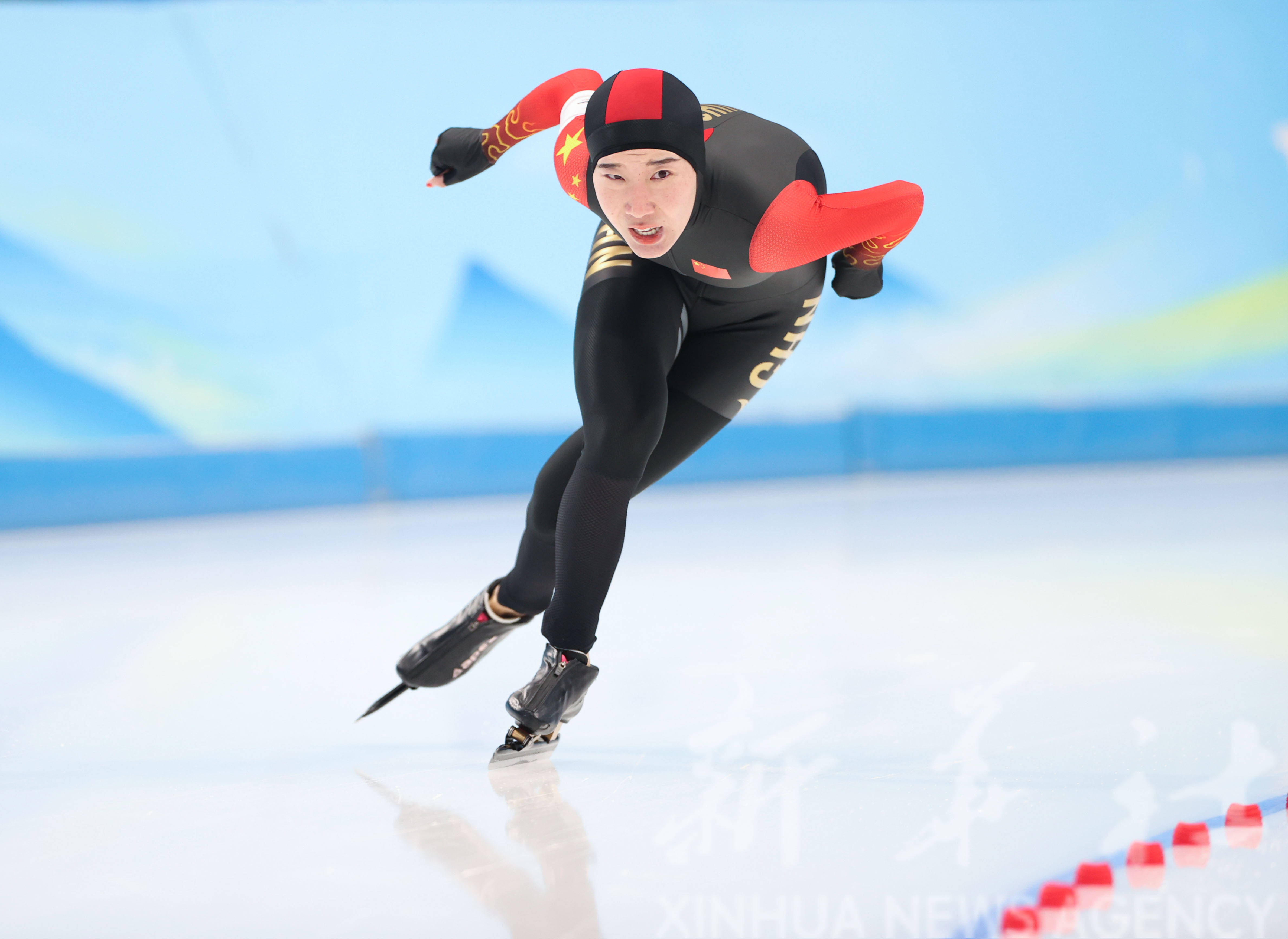 挪威短道速滑选手速度惊人，力压全场夺冠